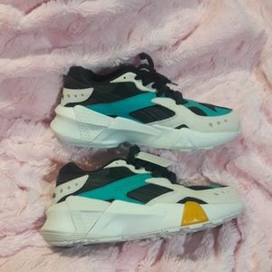 New Reebok women tennis shoes sz. 7